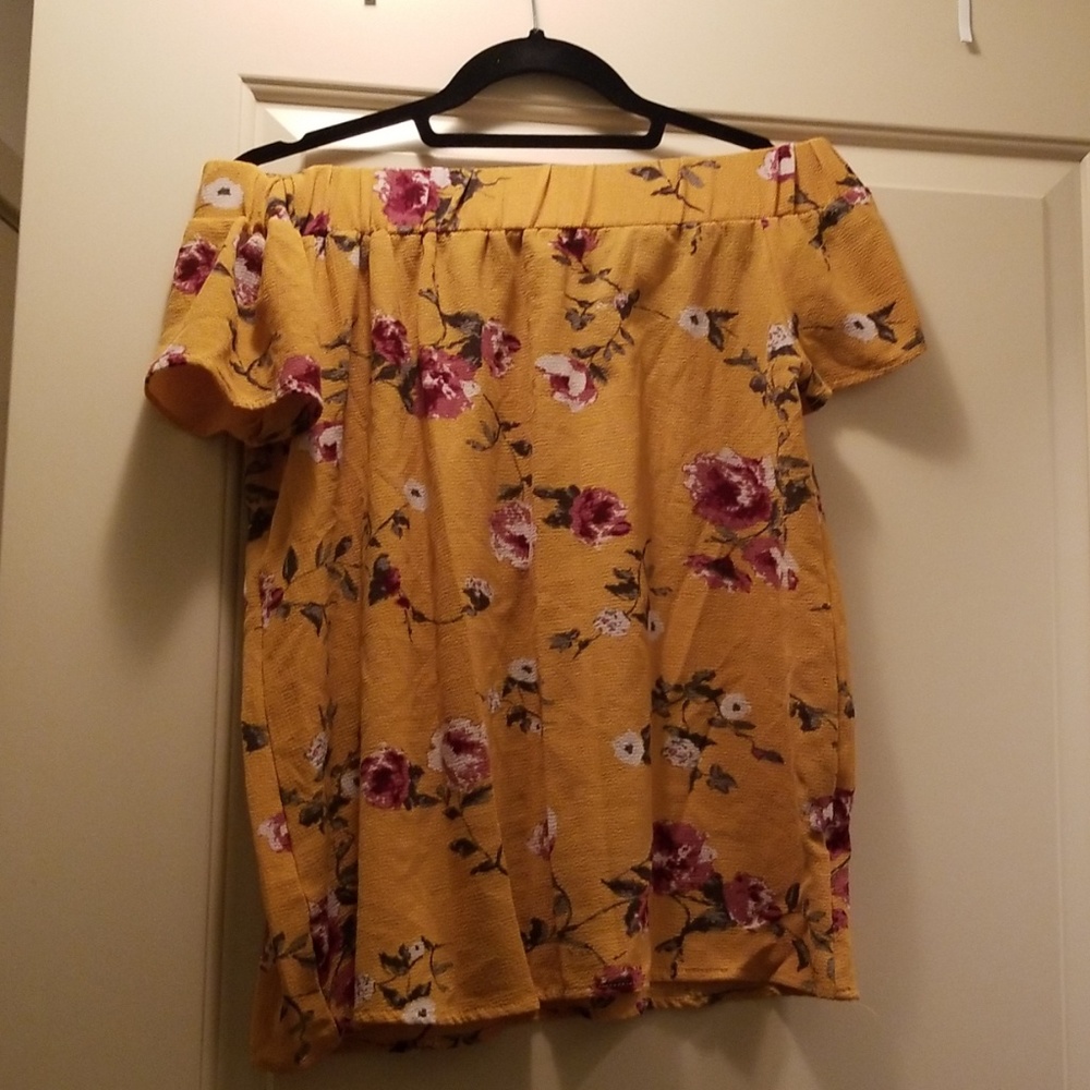 Shoulder top in mustard yellow